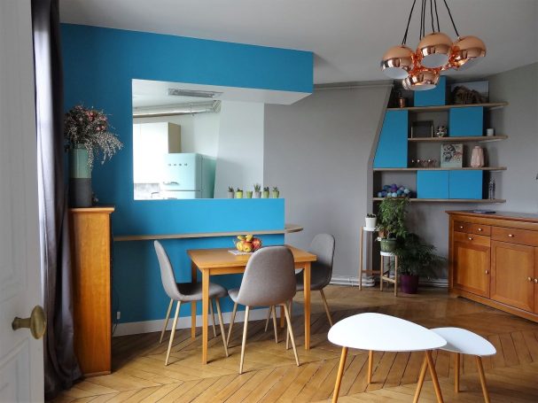 Cuisine bleue contemporaine ouverte sur séjour parquet chêne point de Hongrie suspension cuivre