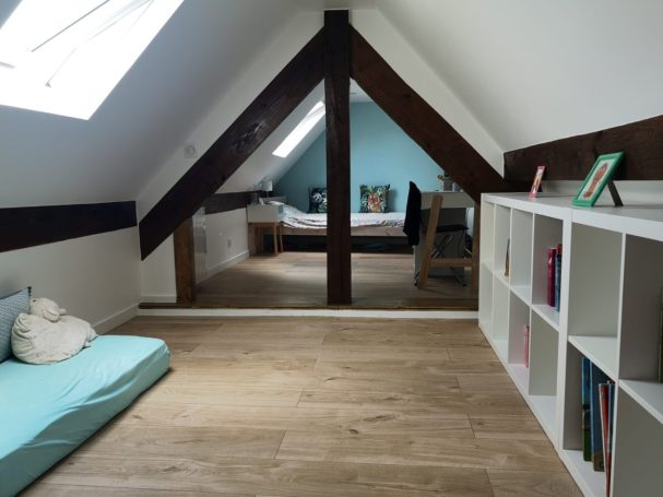 Combles aménagées en chambre et salle de jeux pour enfants