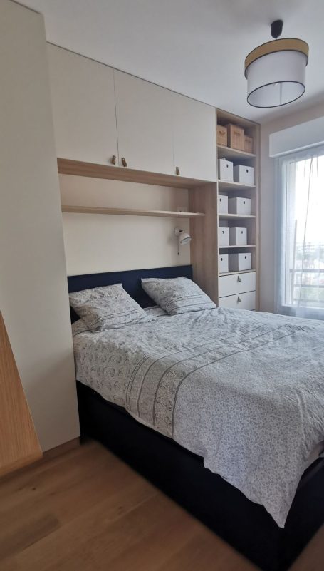 Chambre rénovée tons beiges rangements sur mesure autour du lit dressing et tête de lit avec appliques